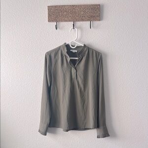 FREE w/ 🌻3/$25 Calvin Klein blouse